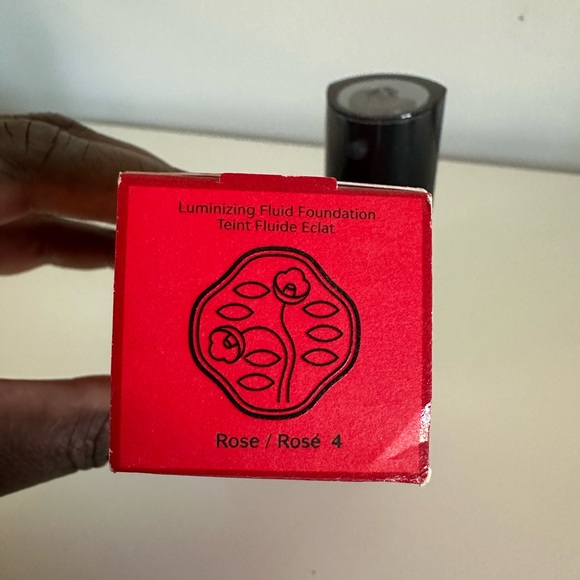 Shiseido Synchro Skin Glow Luminizing Fluid Foundation in Rose 30ML - Picture 4 of 6